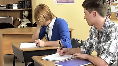 Ragazzo biondo nerd gay