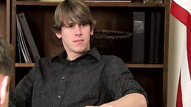 Ragazzo biondo nerd gay