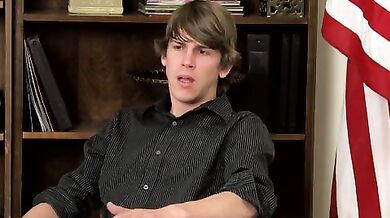 Ragazzo biondo nerd gay