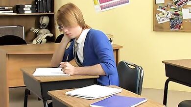 Ragazzo biondo nerd gay