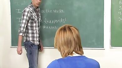 Ragazzo biondo nerd gay