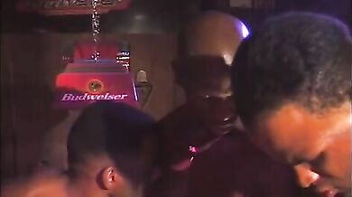 Frocio negro scopa un culo bianco