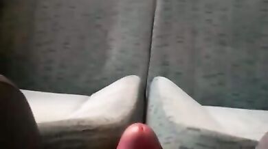 Masturbazione con sborrata sul treno