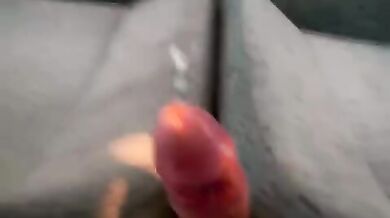 Masturbazione con sborrata sul treno