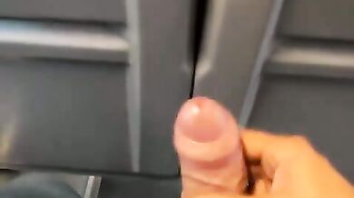 Masturbazione con sborrata sul treno