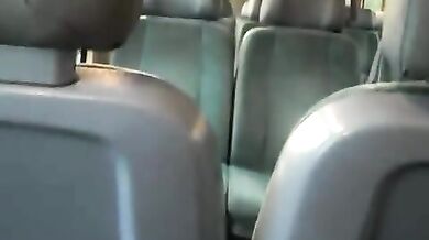 Masturbazione con sborrata sul treno