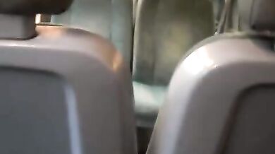 Masturbazione con sborrata sul treno