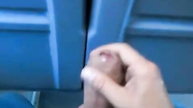 Masturbazione con sborrata sul treno