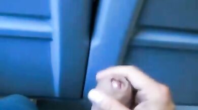 Masturbazione con sborrata sul treno