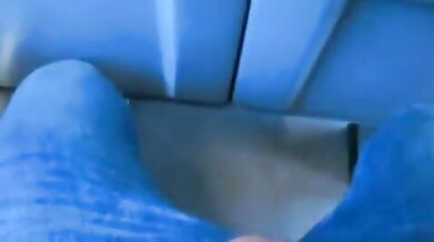 Masturbazione con sborrata sul treno