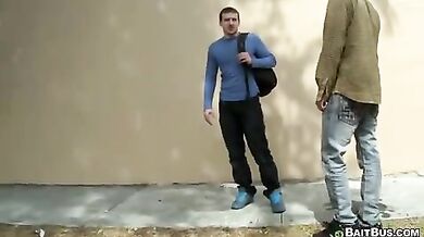 Ragazzo inculato sulla macchina