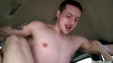 Ragazzo inculato sulla macchina