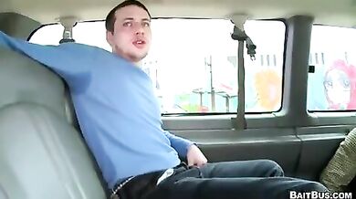 Ragazzo inculato sulla macchina