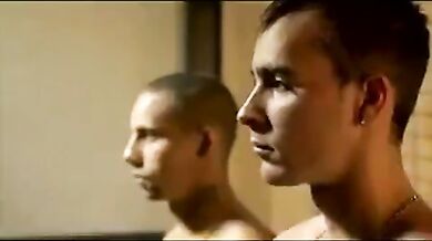 Giovani detenuti gay danno il culo