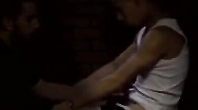 Giovani detenuti gay danno il culo