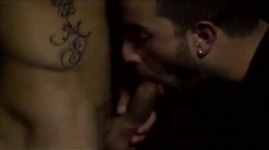 Giovani detenuti gay danno il culo