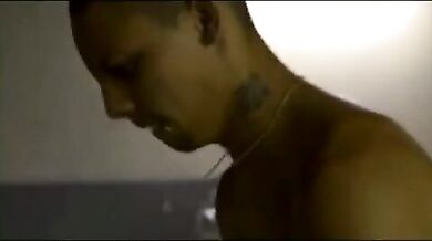 Giovani detenuti gay danno il culo