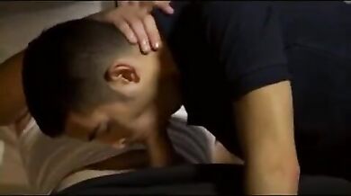 Giovani detenuti gay danno il culo