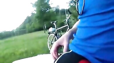 Ragazzo ciclista si fa una sega