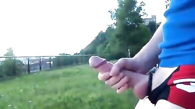 Ragazzo ciclista si fa una sega