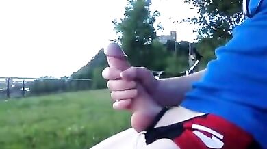 Ragazzo ciclista si fa una sega