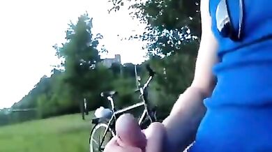 Ragazzo ciclista si fa una sega