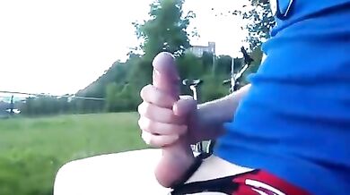 Ragazzo ciclista si fa una sega