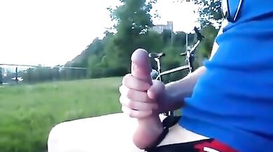 Ragazzo ciclista si fa una sega