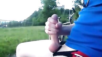 Ragazzo ciclista si fa una sega