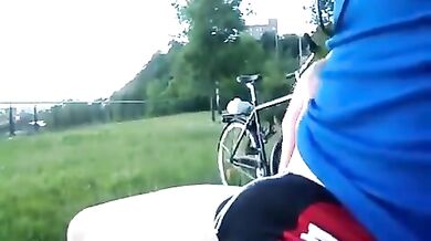 Ragazzo ciclista si fa una sega