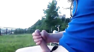 Ragazzo ciclista si fa una sega