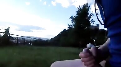 Ragazzo ciclista si fa una sega