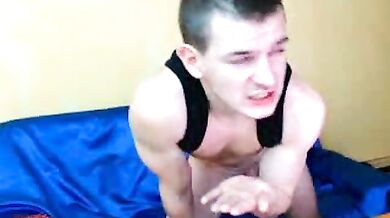 Frocetto si masturba in cam