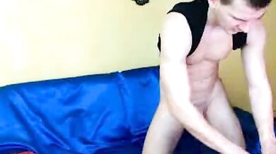 Frocetto si masturba in cam