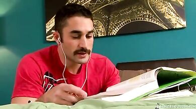 Ragazzo indiano frocio scopa un bianco