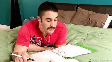 Ragazzo indiano frocio scopa un bianco