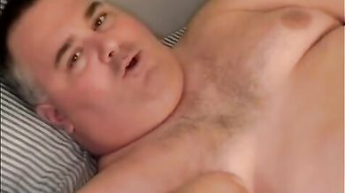 Uomo ciccione si masturba