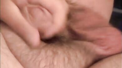 Uomo ciccione si masturba