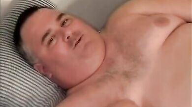 Uomo ciccione si masturba