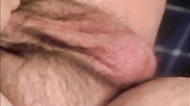 Uomo ciccione si masturba