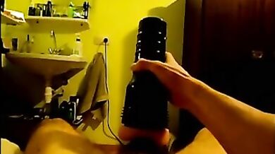 Ragazzo gay si masturba con una flashlight