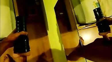 Ragazzo gay si masturba con una flashlight