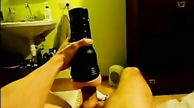 Ragazzo gay si masturba con una flashlight