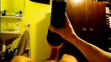 Ragazzo gay si masturba con una flashlight