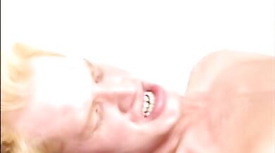 Biondo checca viene violentato in culo