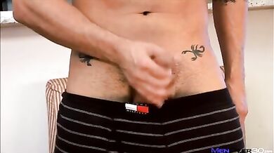 Si masturba il suo lungo cazzo gay