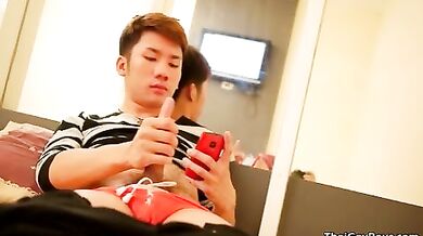 Gay asiatico si spara una sega sul lettone