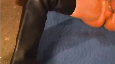 Gay feticista in completo di pelle