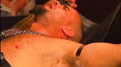 Gay feticista in completo di pelle