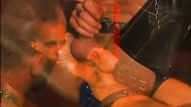 Gay feticista in completo di pelle